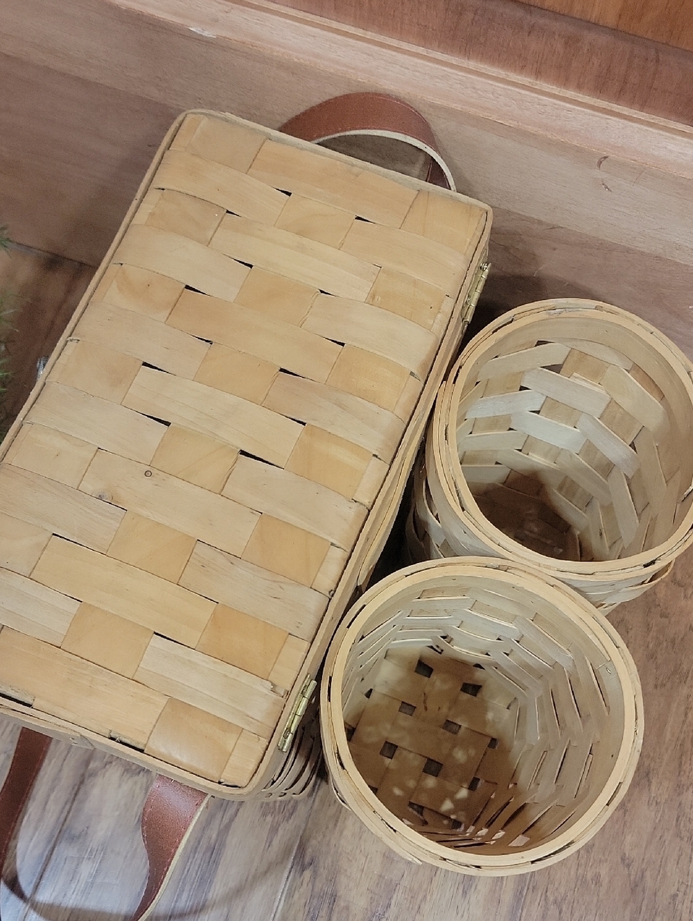 Split Cedar Picnic & Wine Basket - Picture 5 of 13